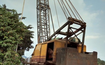 Cần Cẩu Bánh Xích